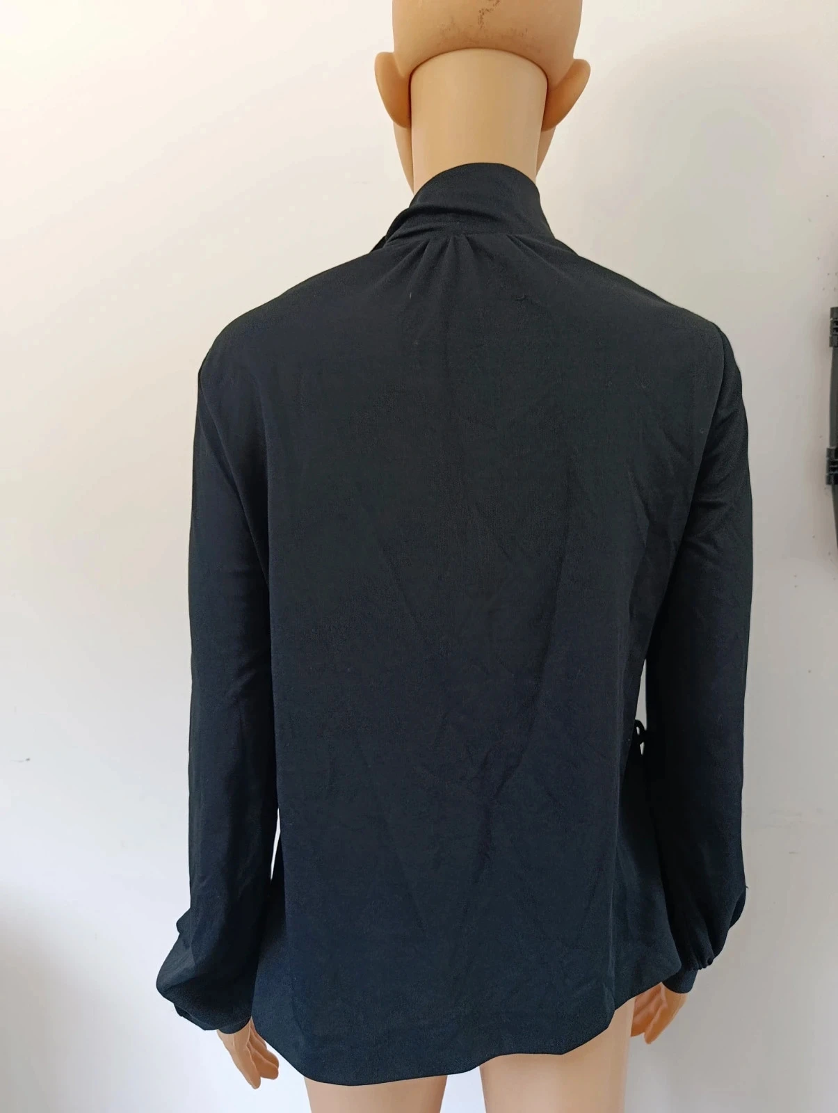 Blusa negra de cuello alto con botones, mangas largas - Talla L – photo 11